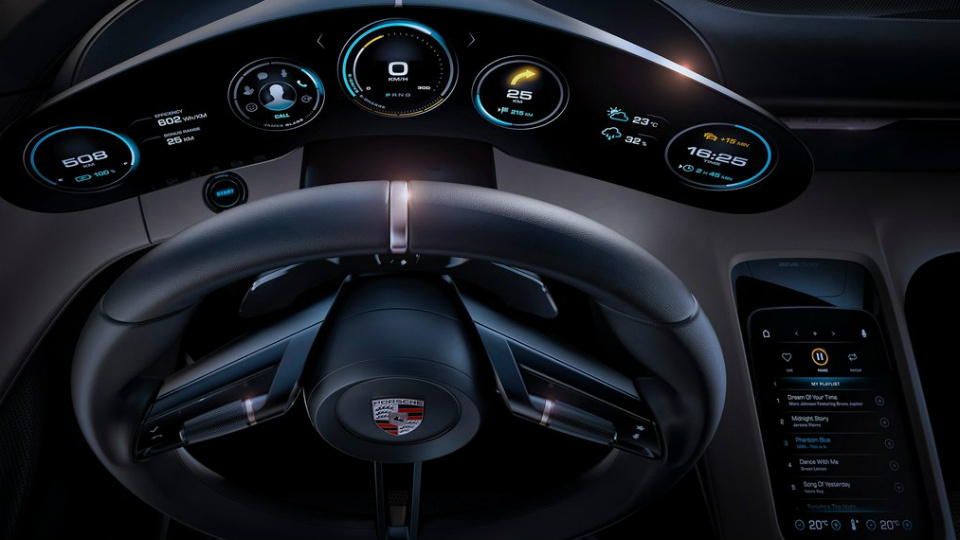 Tesla наняла создателя интерьера электросуперкара Porsche