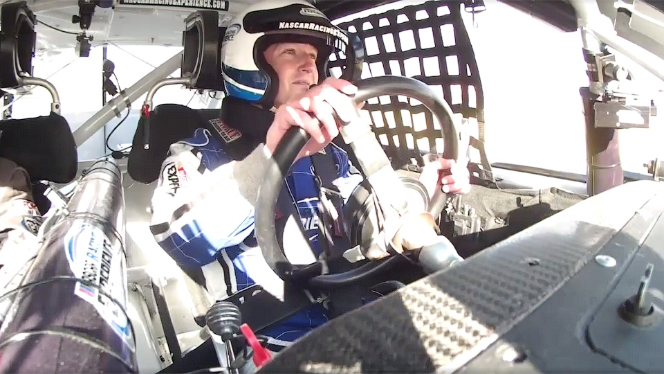 Видео дня: Марк Цукерберг проехал за рулем автомобиля серии NASCAR