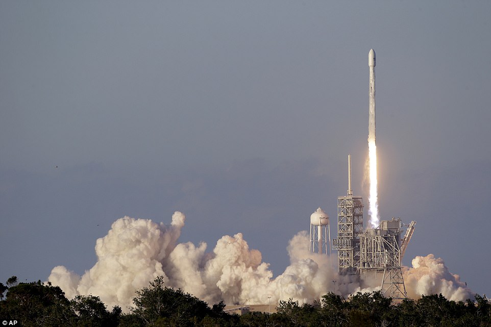 SpaceX запустила ракету со спутником связи