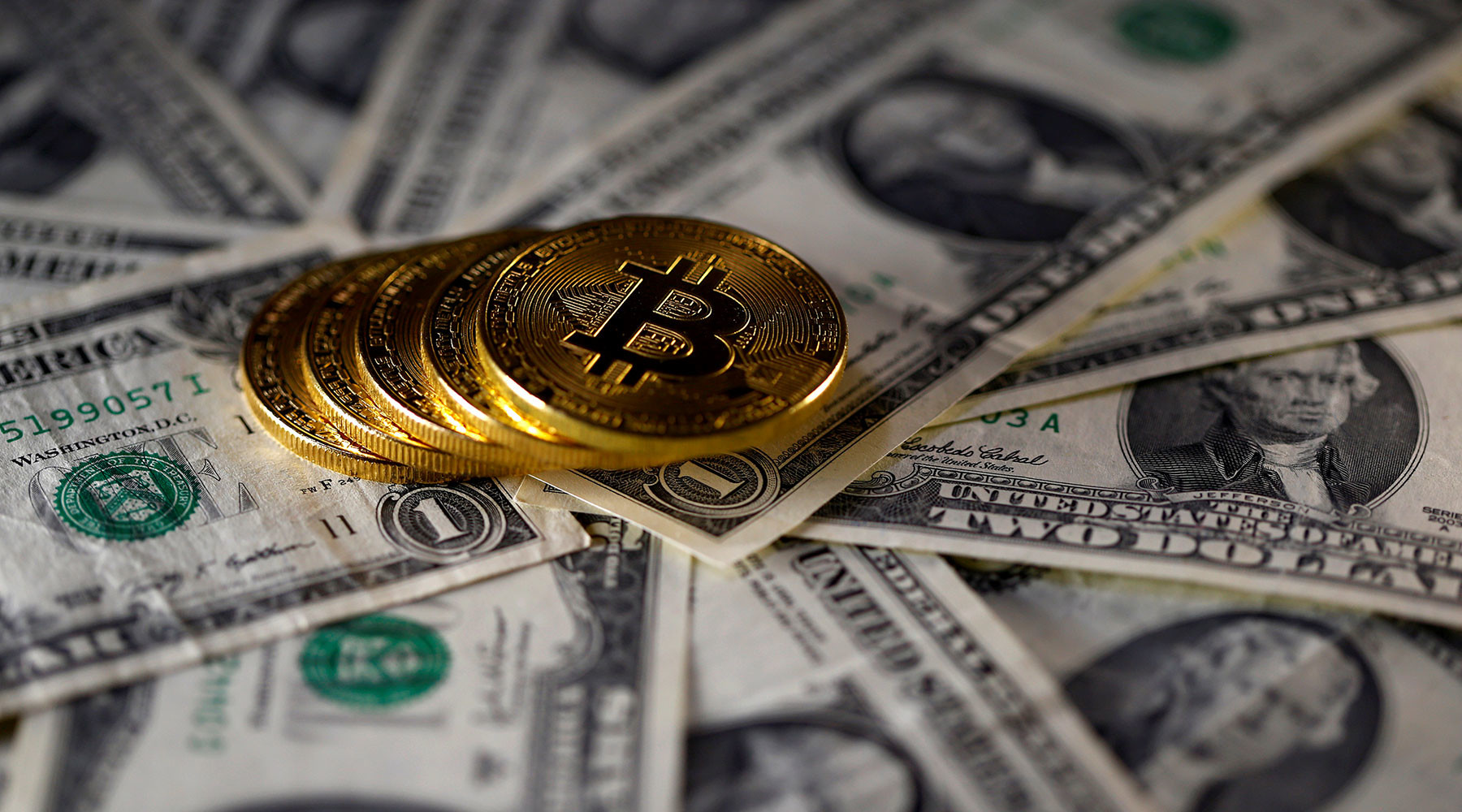 Биткоин начал год с падения