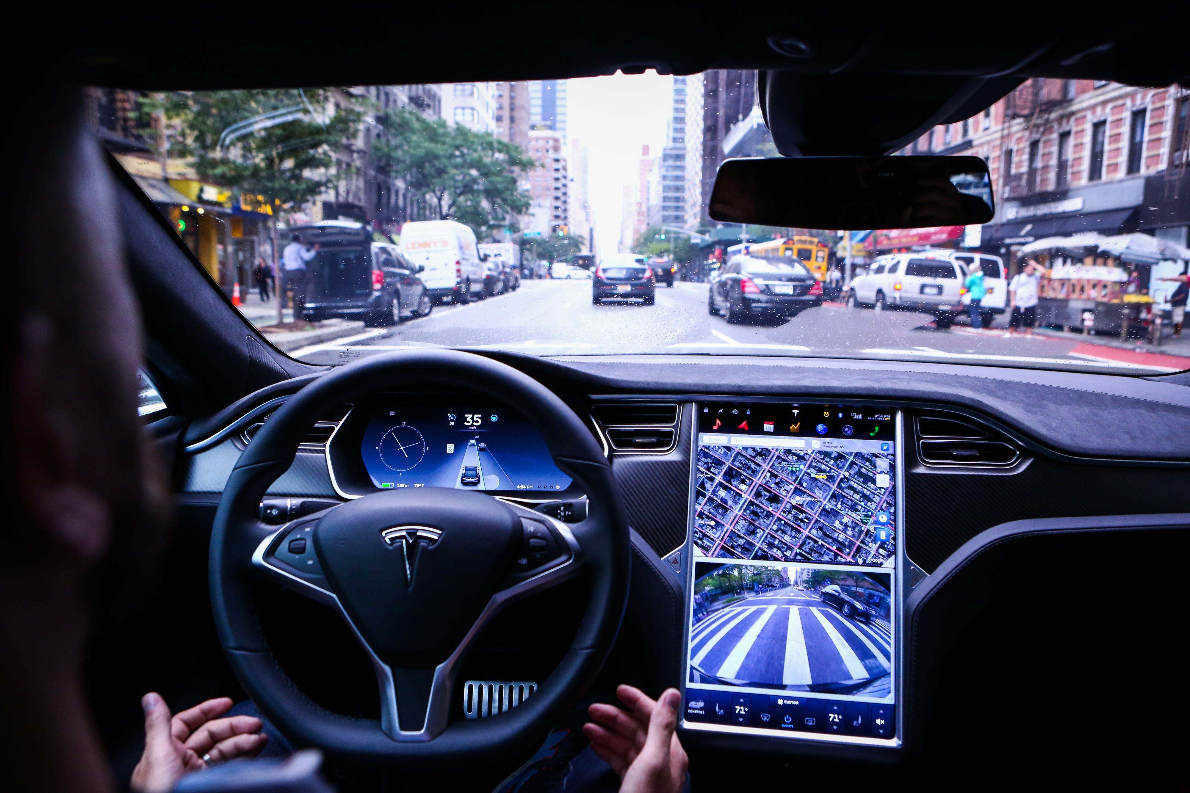 Tesla научат распознавать светофоры и знаки «Стоп»