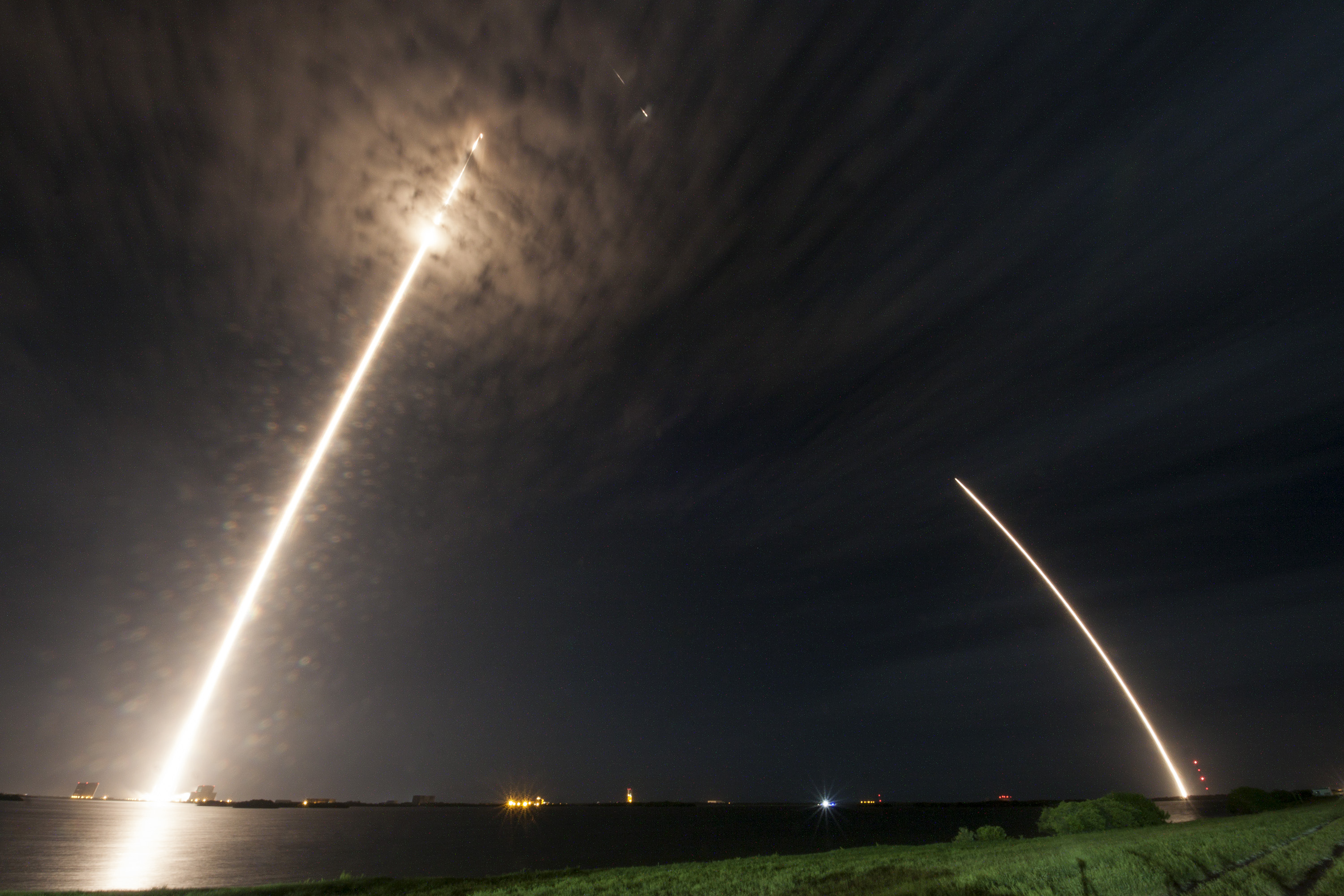 SpaceX во второй раз успешно посадила ступень Falcon 9 на космодром
