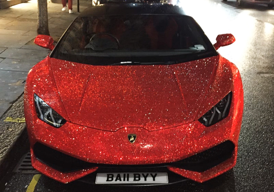 Lamborghini украсили стразами Swarovski