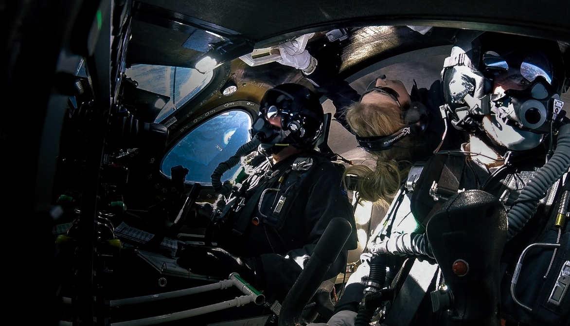 Virgin Galactic Ричарда Брэнсона впервые запустила космоплан с пассажиром на борту