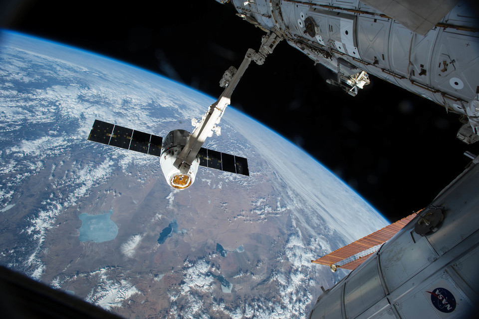 SpaceX анонсировала полет двух туристов вокруг Луны в 2018 году